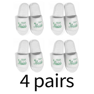 Set of 4 pairs of bride and bridesmaid slippers for wedding in white with green lettering